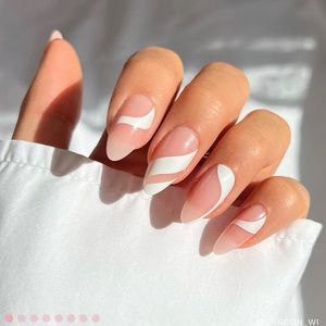 MAJOR SALE: NEW Glamnetic press-on nails in Marshmallow Swirl
